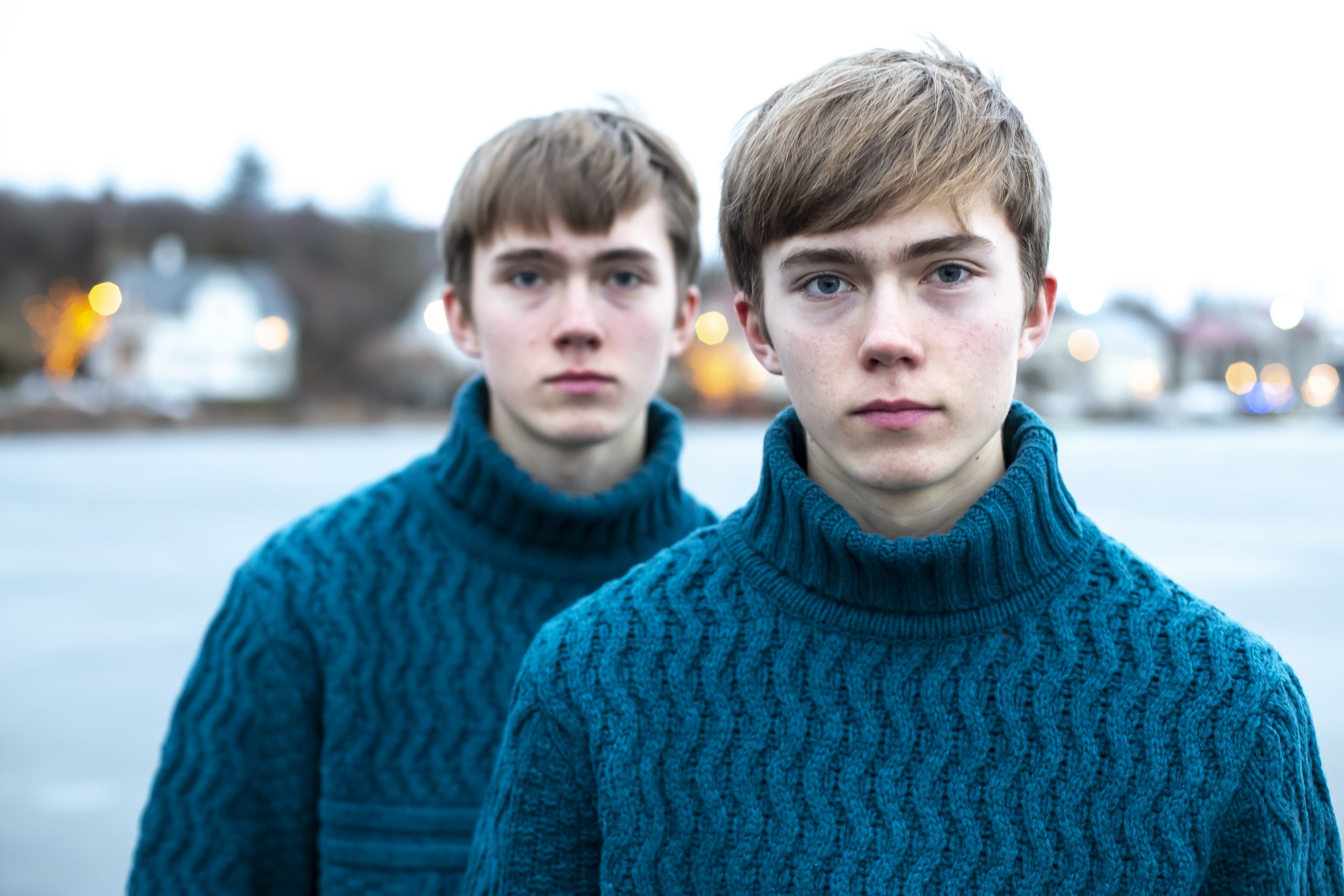 Uncanny Mirror Twins Defy Genetics - yjegv68